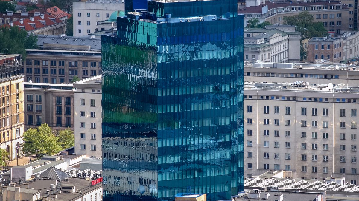 Vítkova CPI dál snižuje zadlužení. Nyní prodala mrakodrap ve Varšavě